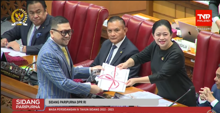 Ketua Komisi II DPR Ahmad Doli Kurnia menyerahkan laporan soal pembahasan Perppu Pemilu kepada Ketua DPR RI Puan Maharani.