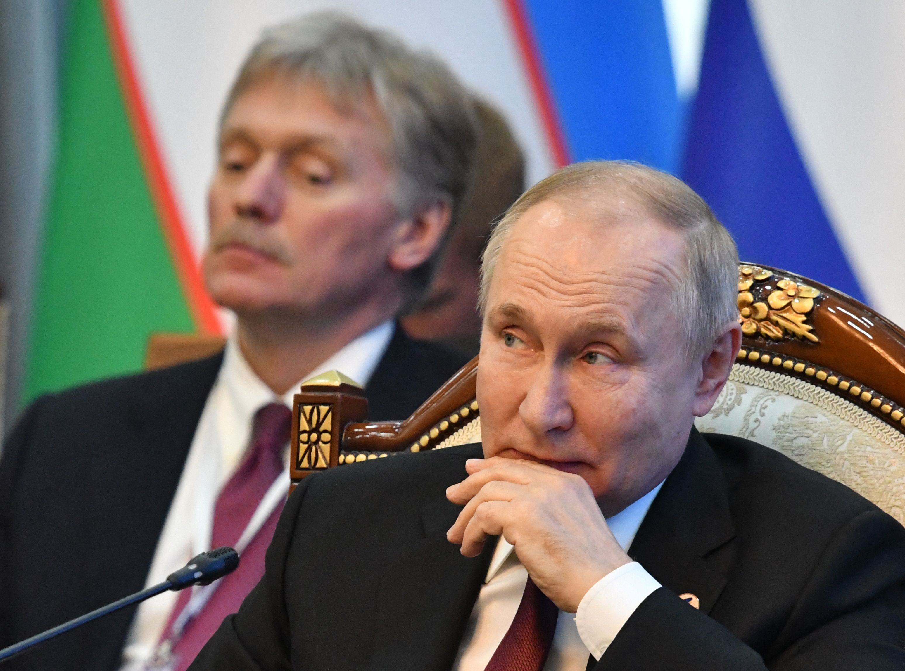 Presiden Rusia Vladimir Putin (kanan) dan Juru Bicara Kremlin Dmitry Peskov (kiri).