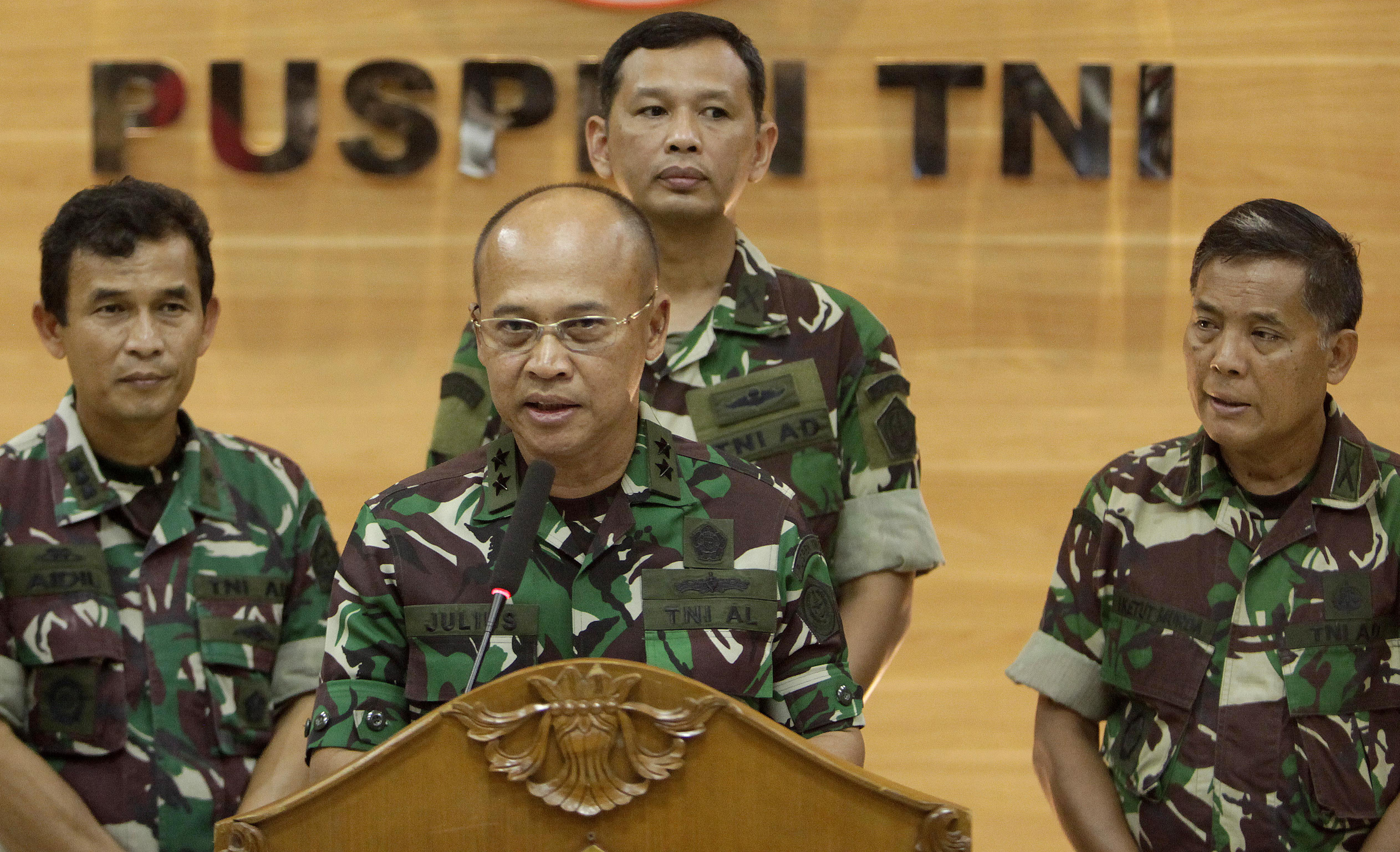 Kepala Pusat Penerangan (Kapuspen) TNI Laksamana Pertama (Laksma) Julius Widjojono (tengah).