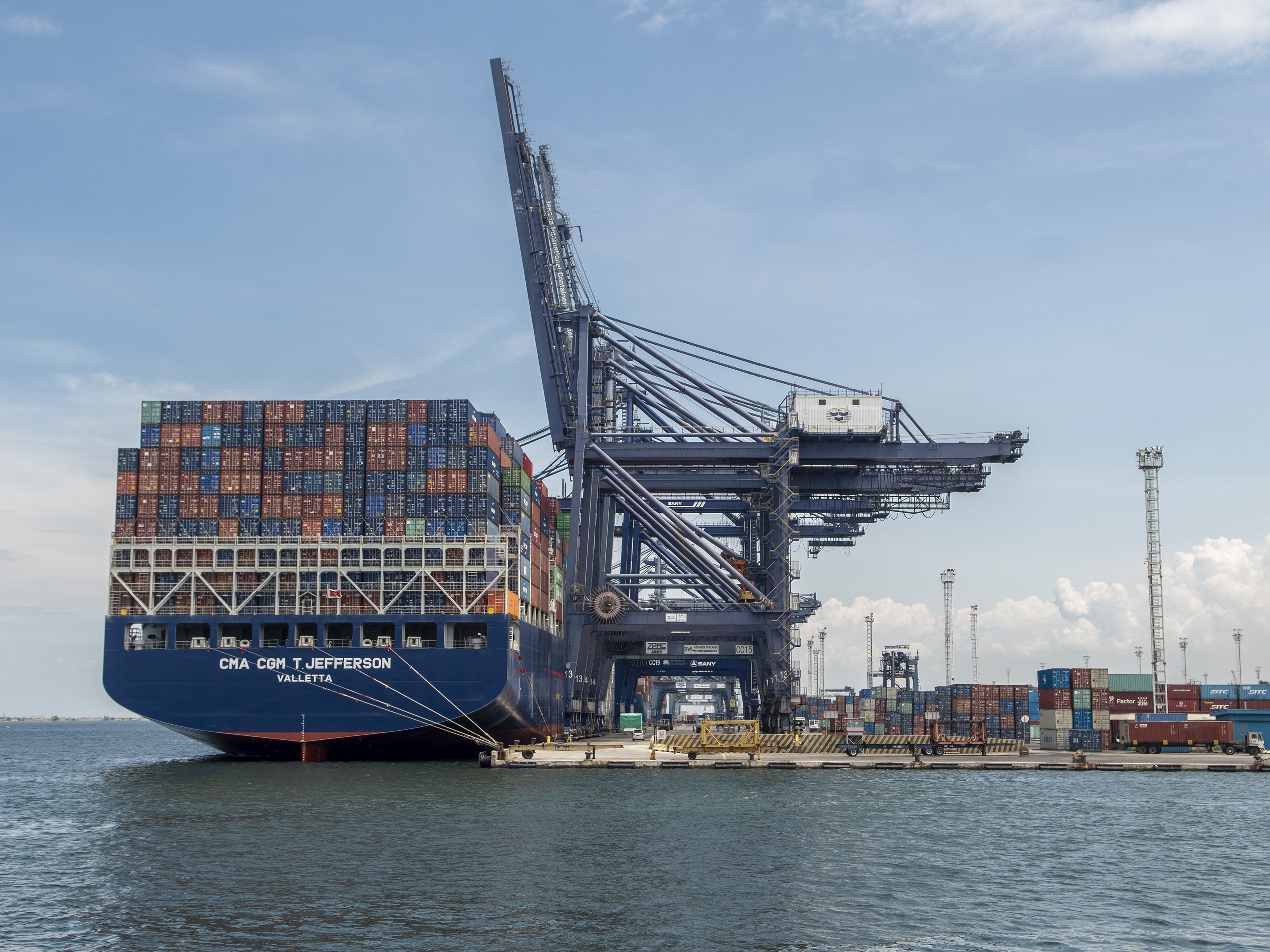 Suasana aktivitas bongkar muat peti kemas di kawasan Pelabuhan Pelindo II, Tanjung Priok, Jakarta, Selasa (15/11/2022). 
