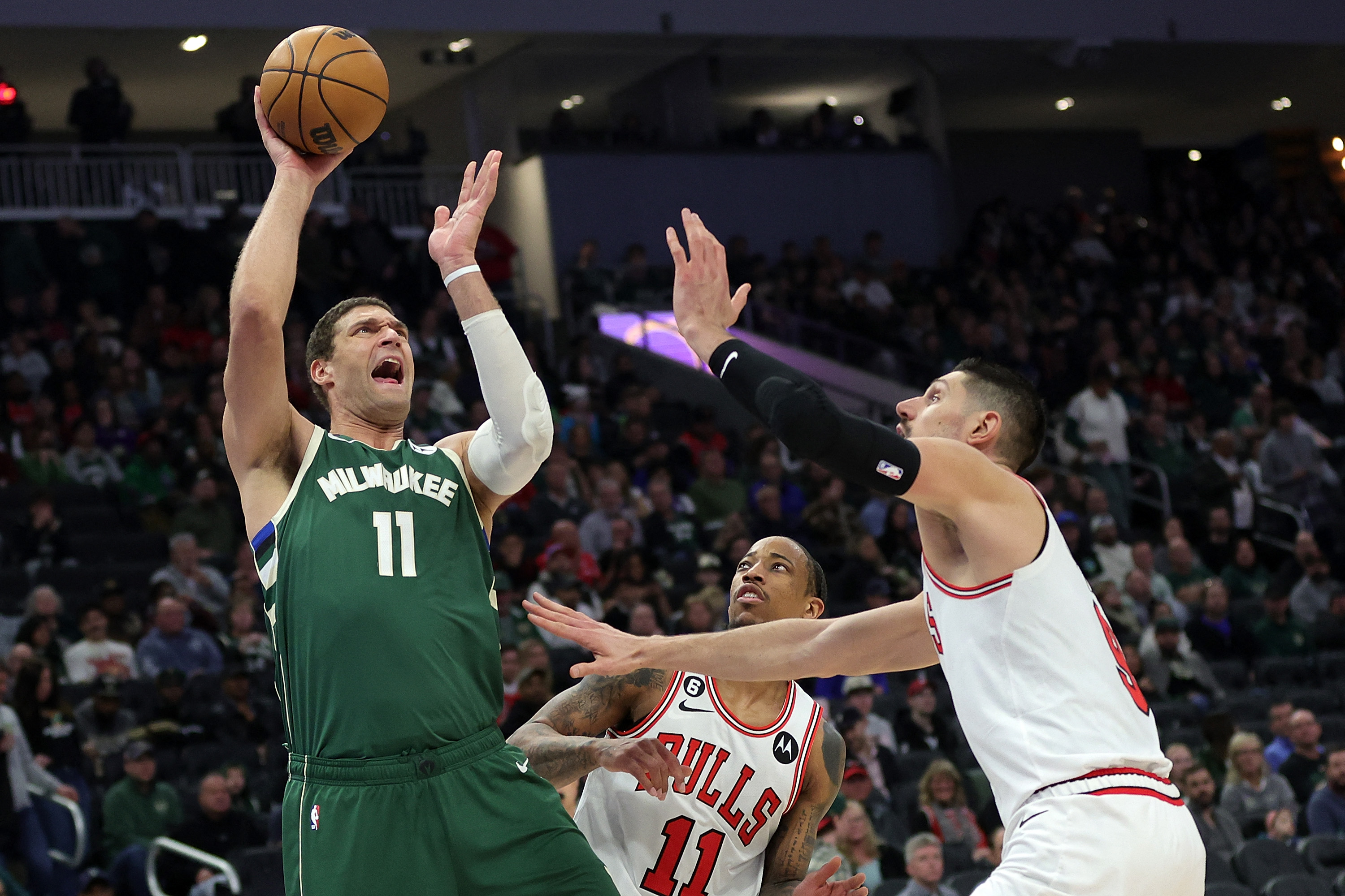 Pebasket Milwaukee Bucks Brook Lopez melepaskan tembakan dalam laga NBA melawan Chicago Bulls.