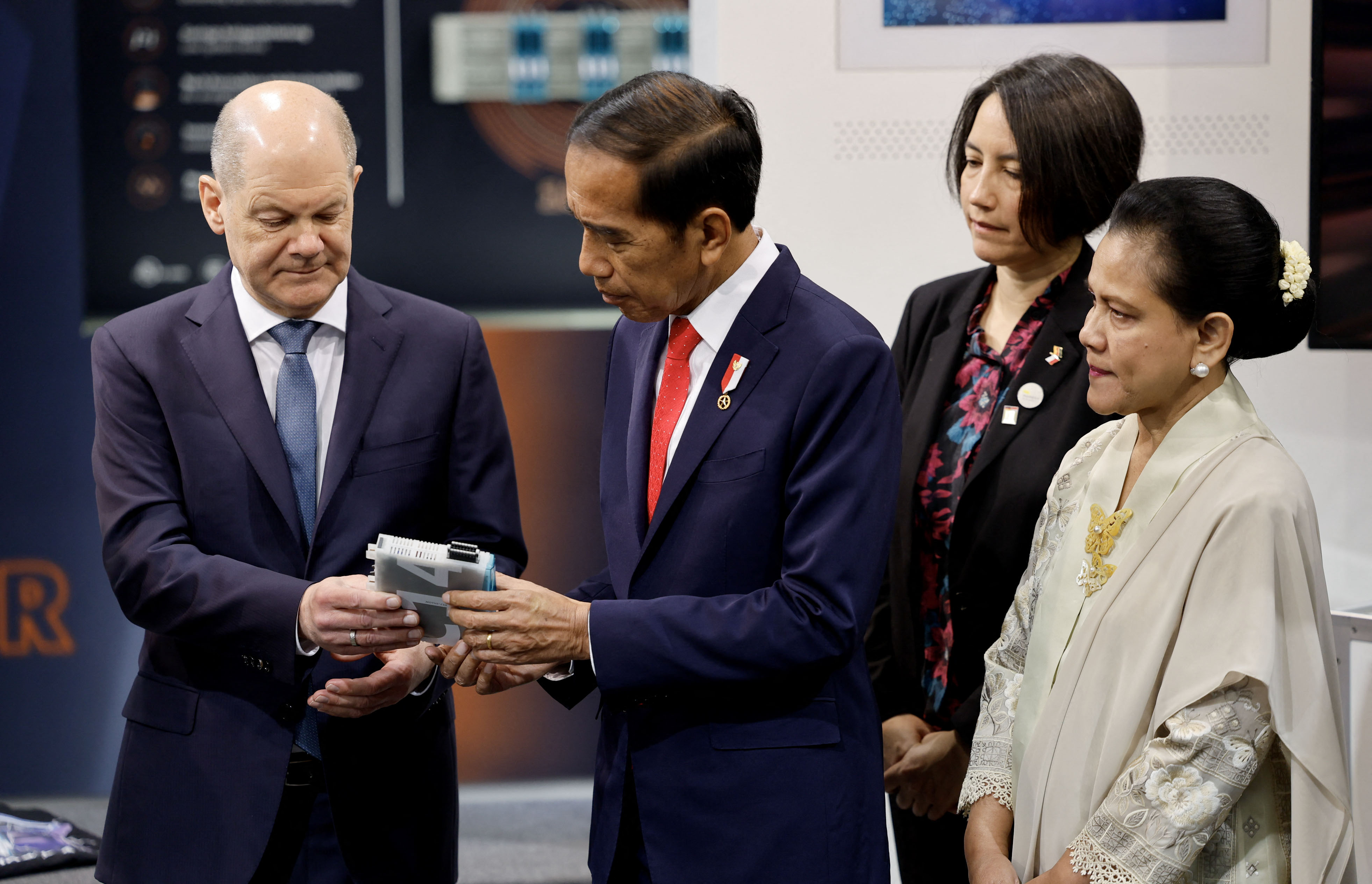 PResiden Joko Widodo (kedua dari kiri) tengah melihat Motus C14 di Hannover Messe 2023 yang digelar di Jerman.