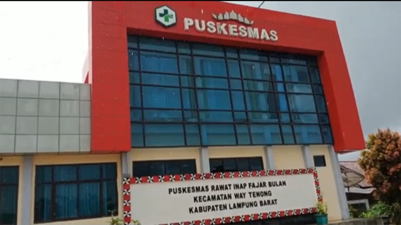Sebuah video viral menunjukan seorang dokter jaga di Puskesmas Pajar Bulan, Lampung, dikeroyok anggota keluarga pasien. 