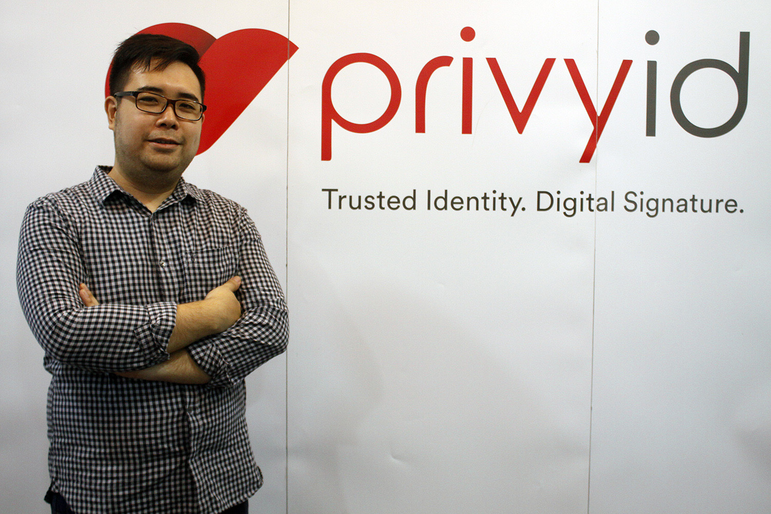 Ceo Privy.id Marshall Pribadi saat menjelaskan tentang tanda tangan digital di kantor Privy.id, Jakarta