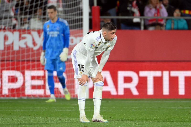 Pemain Real Madrid Fede Valverde tertunduk usai kalah 4-2 dari Girona.