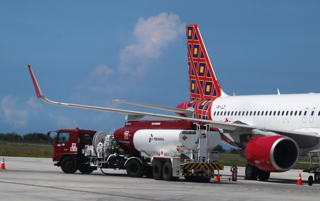 Sebuah pesawat tengah mengisi avtur di Yogyakarta.