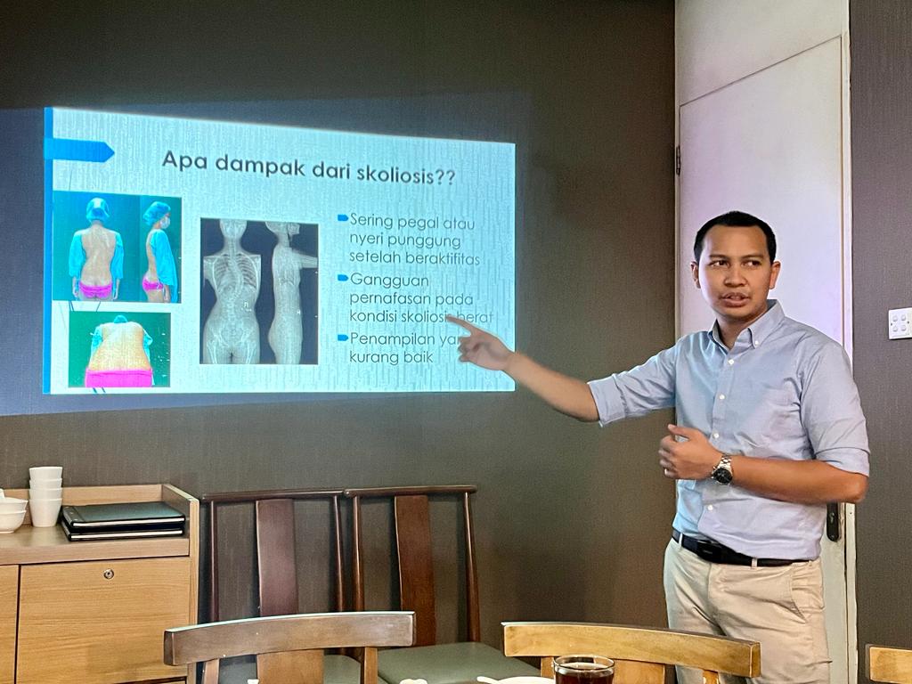 Dokter spesialis ortopedi dan traumatologi RS Premier Bintaro, dr. Omar Luthfi, Sp.OT (K) Spine.
