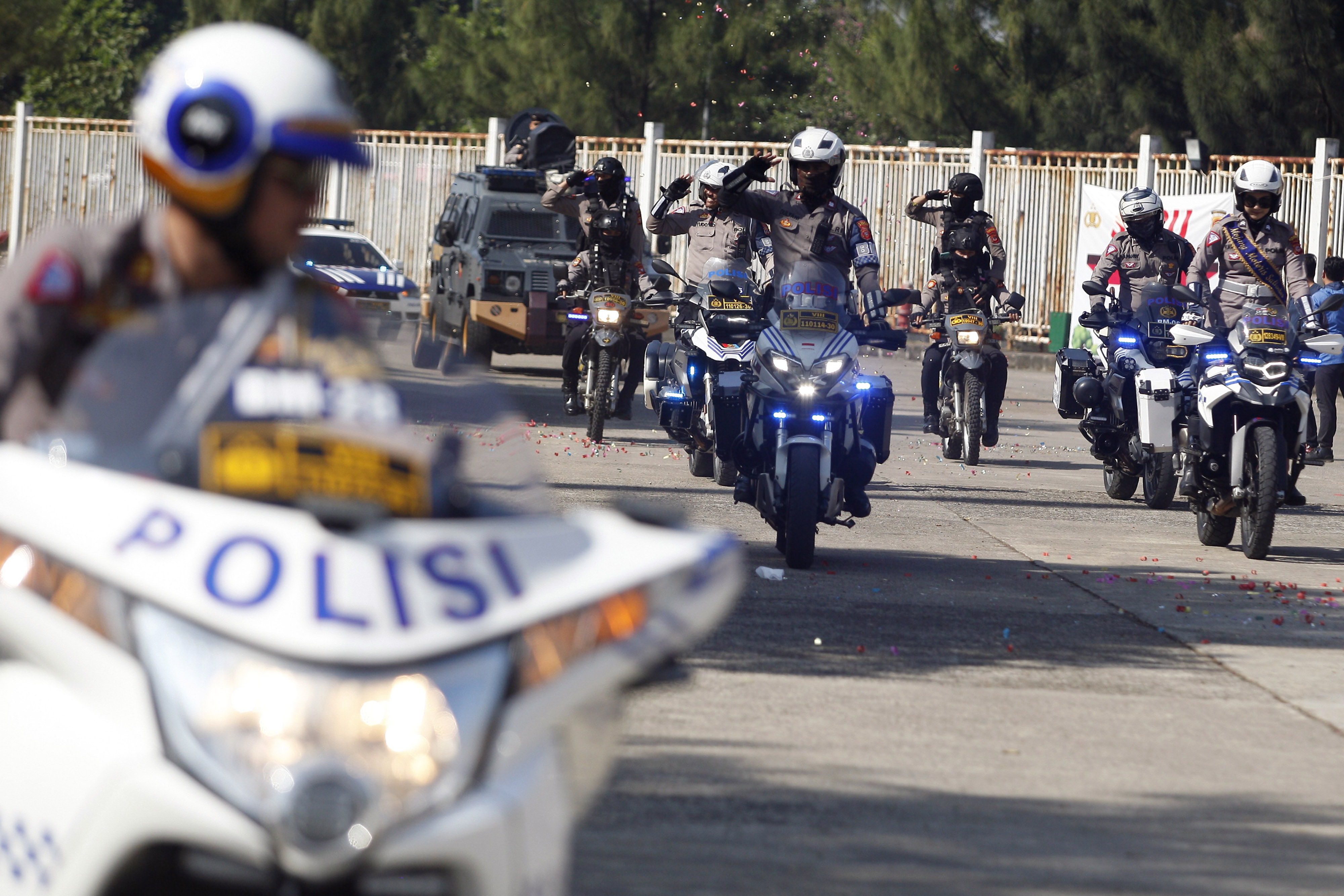 Pasukan Polri melakukan simulasi patroli pengamanan jalur mudik
