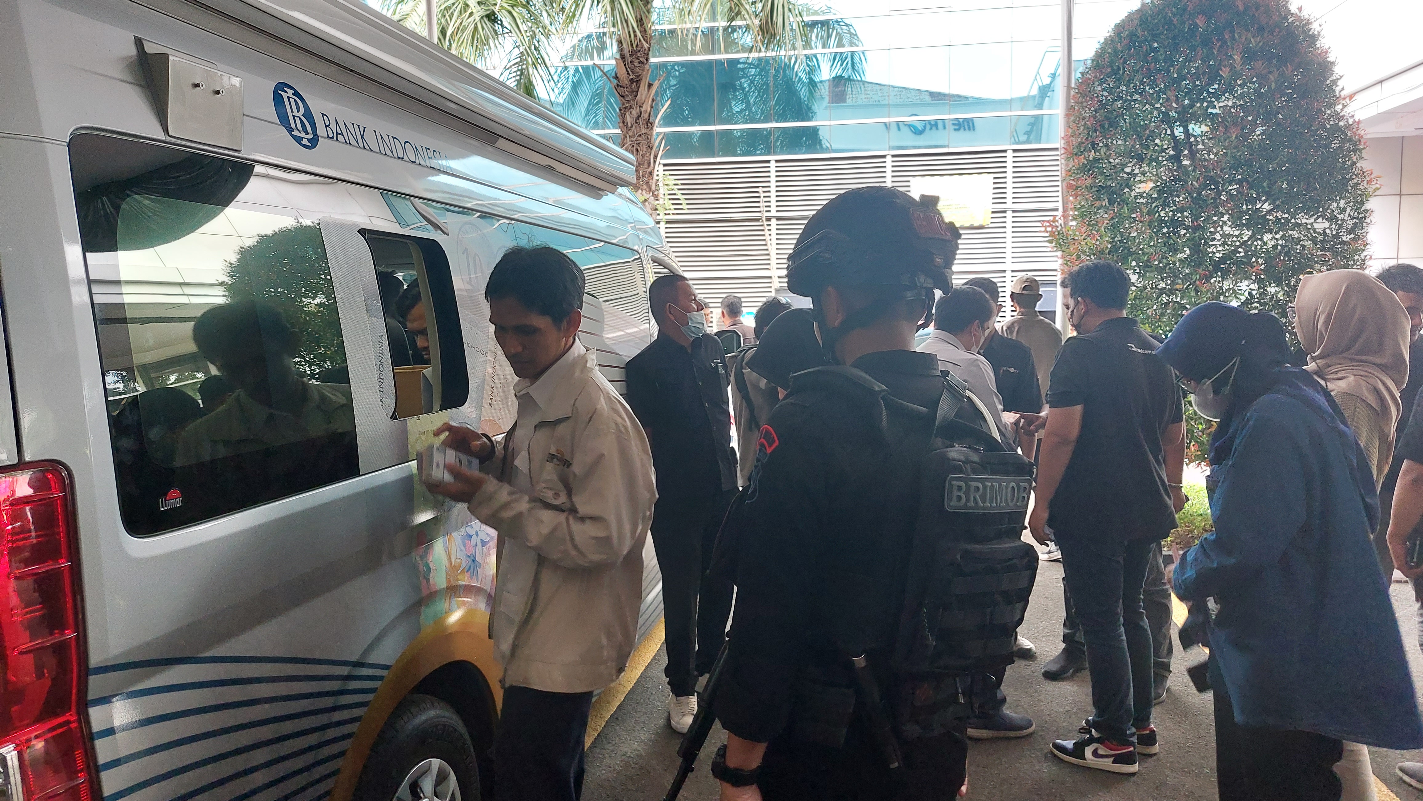 Karyawan antusias menukarkan uang pecahan baru di mobil kas keliling Bank Indonesia di Kantor Media Group Kedoya, Selasa (11/4).