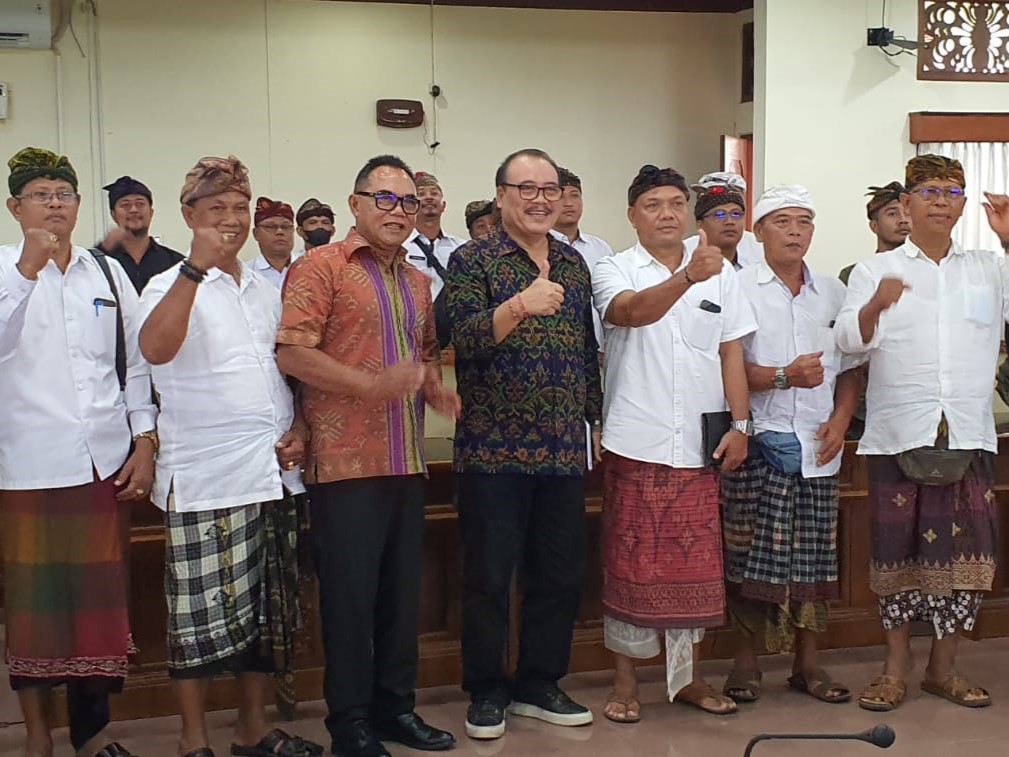 Sekitar 40 perwakilan desa adat ditemui Ketua DPRD Bali I Nyoman Adi Wiryatama, Fraksi PDIP, dan Wakil Ketua I Nyoman Sugawa Korry. 