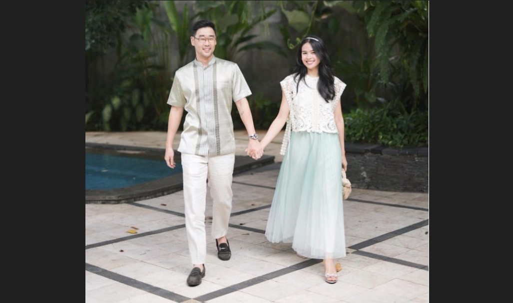 Selebritas Maudy Ayunda (kanan) bersama suami Jesse Choi