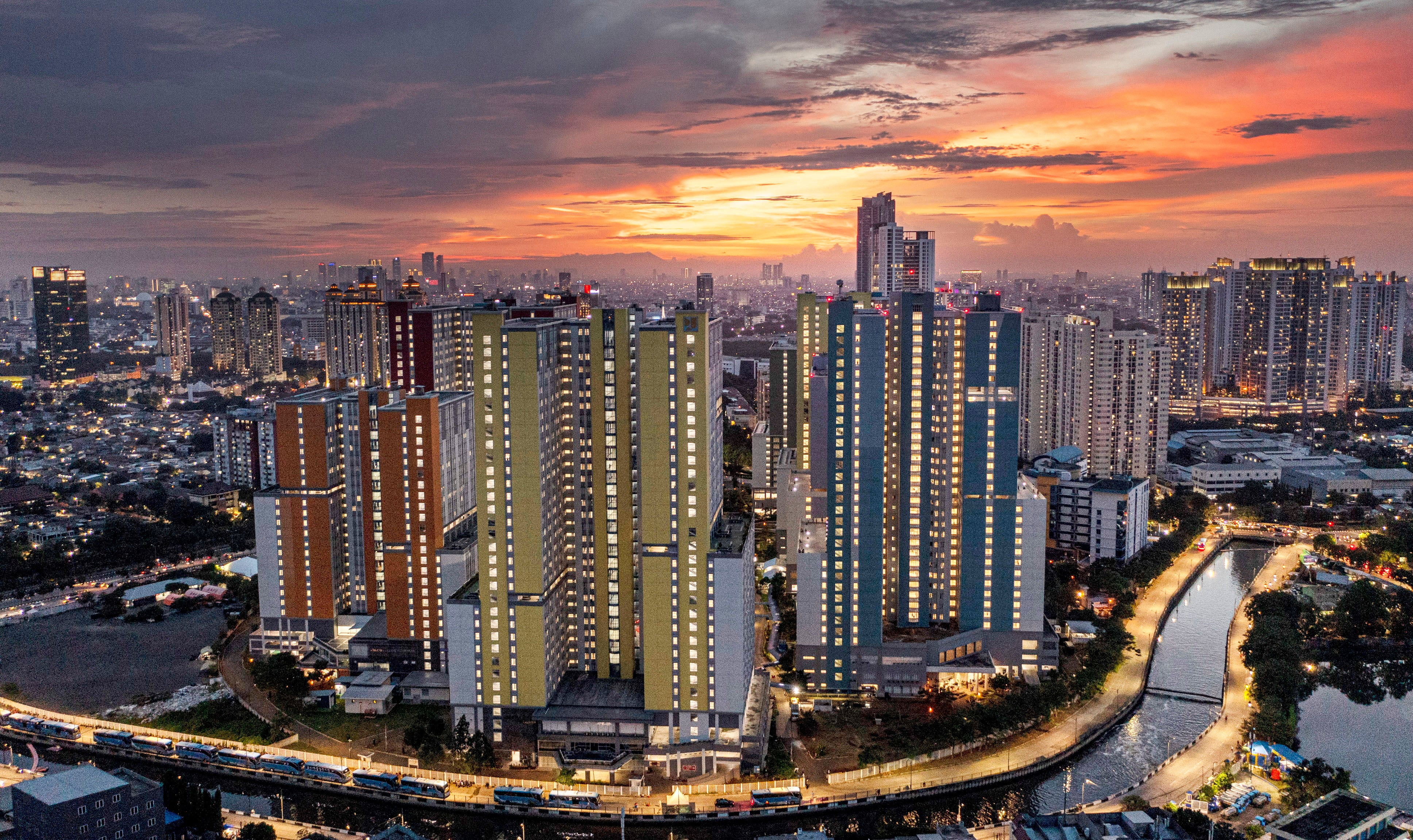 Foto udara suasana Rumah Sakit Darurat COVID-19 (RSDC) Wisma Atlet di Kemayoran, Jakarta, Jumat