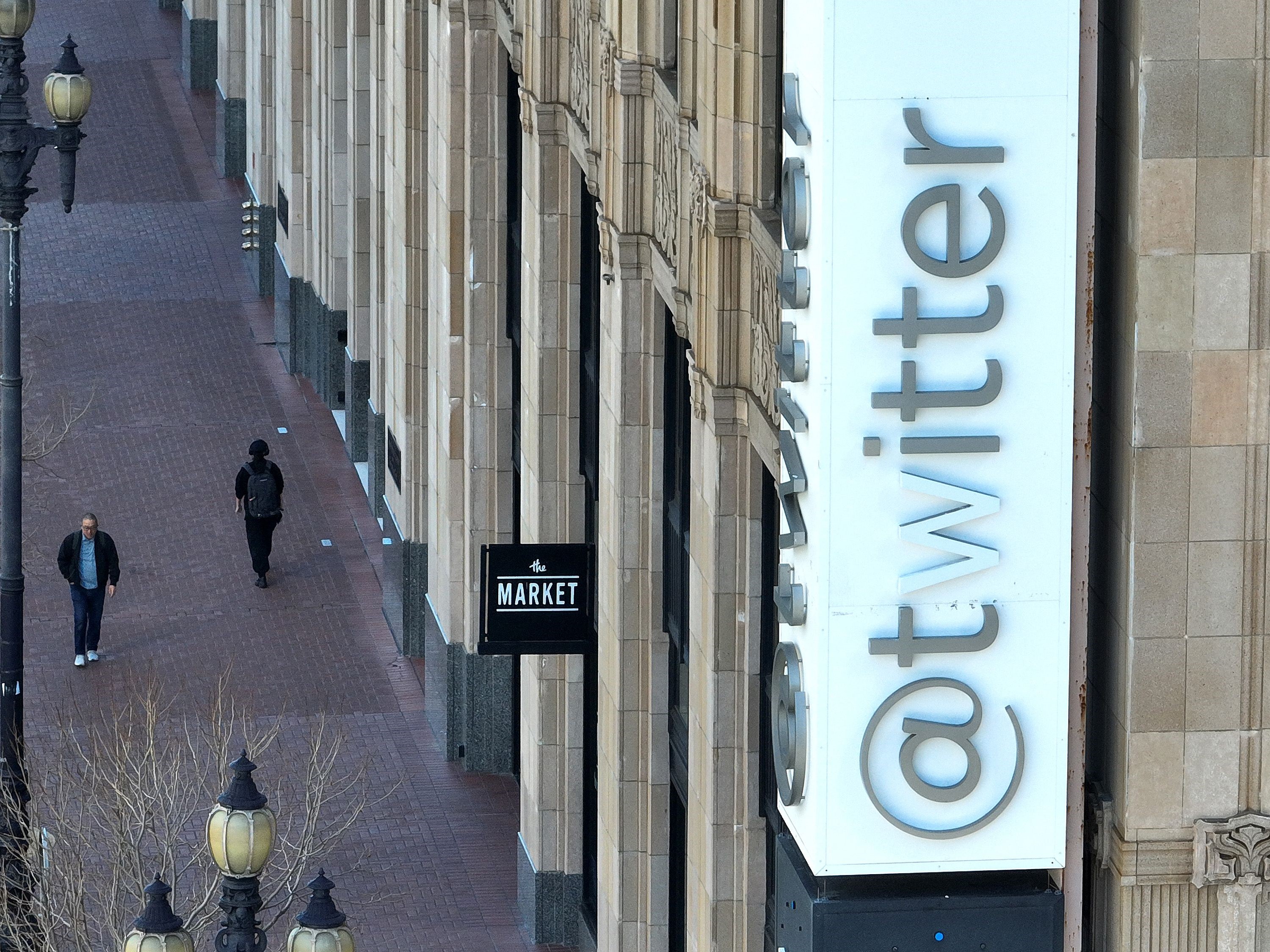 Logo perusahaan yang dimodifikasi dipasang di bagian luar kantor pusat Twitter pada 10 April 2023 di San Francisco, California, AS.