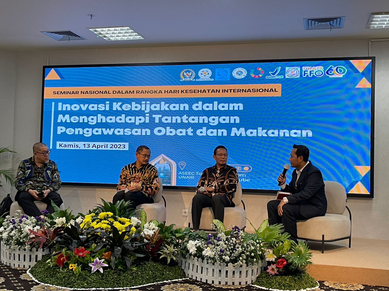 Sejumlah pakar farmasi dan BPOM berbicara pada seminar yang menyoal obat dan pengawasannya di Kampus Universitas Airlangga, Surabaya.