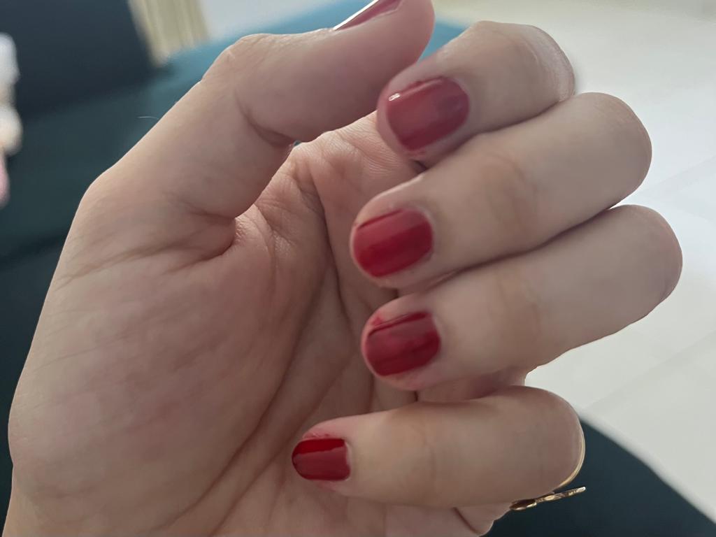 Ilustrasi pemakaian kutek pada kuku perempuan