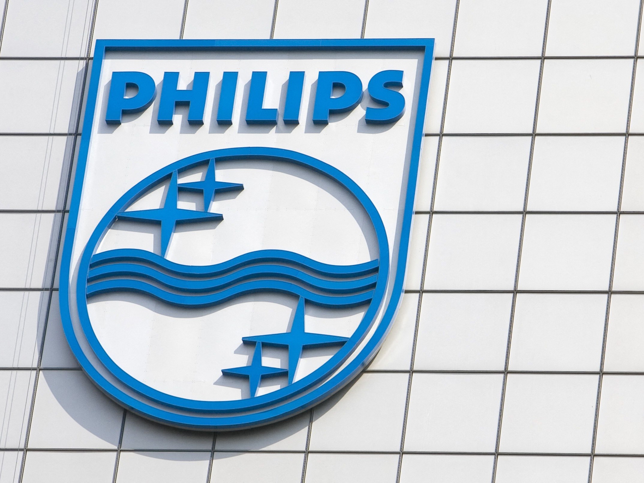 Logo raksasa elektronik medis dan konsumen Belanda Philips di kantor pusatnya di Amsterdam. 