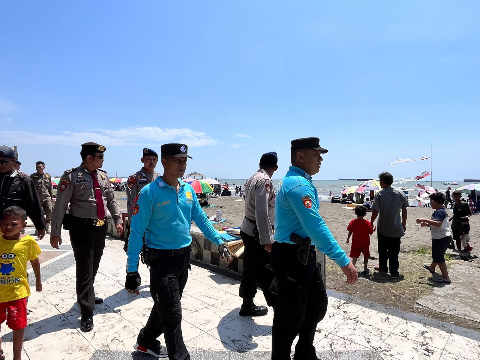 Kapolres Tegal Kota AKBP Jaka Wahyudi bersama anggotanya di Ow Pantai Alam Indah (PAI) Tegal.