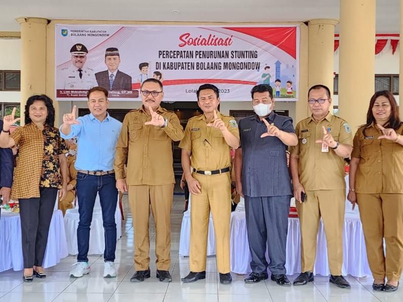 Limmi Mokodompit (tiga dari kiri).