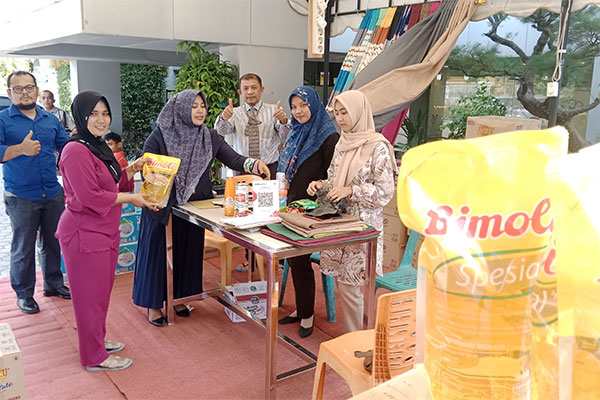 Aktivitas jual beli di pasar murah BSI Cabang Sigli 1.