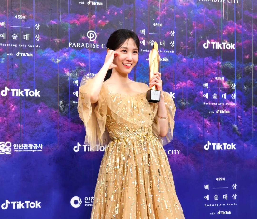 Aktris Park Eun Bin meraih piala Daesang.
