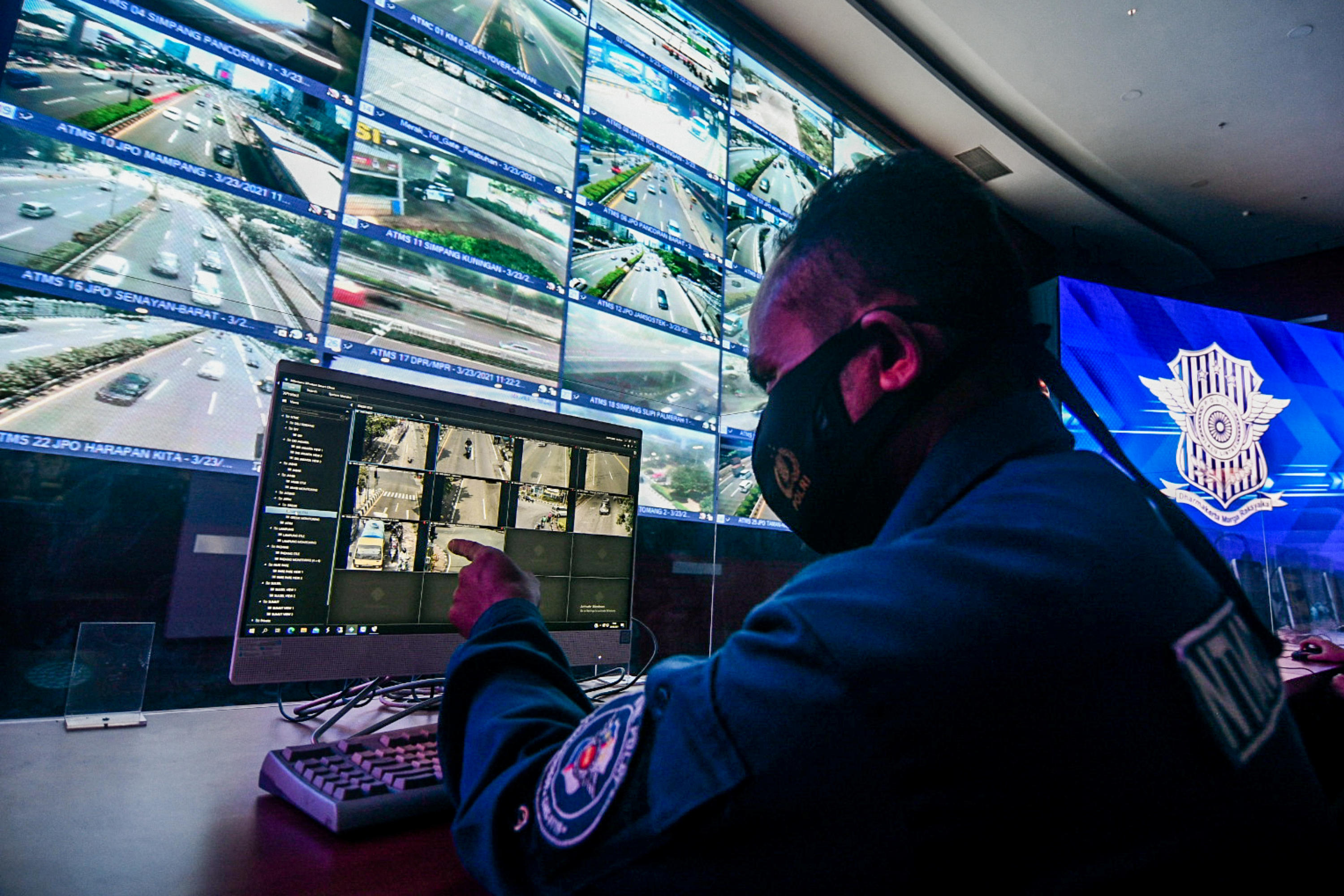 Petugas memantau kamera pengawas tilang elektronik atau Electronic Traffic Law Enforcement (ETLE) melalui layar monitor