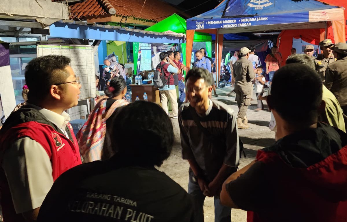 Pemberian bantuan bagi korban kebakaran di Muara Angke oleh Taruna Merah Putih Jakarta