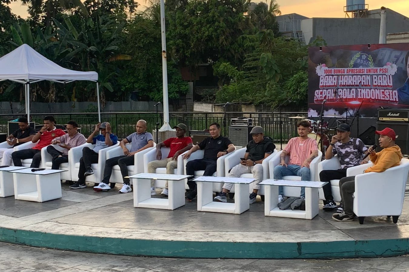 Sebanyak 11 legenda sepak bola Indonesia dap para suporter menghadiri acara 1000 Bunga Apresiasi untuk PSSI di Jakarta, Minggu (9/4).  