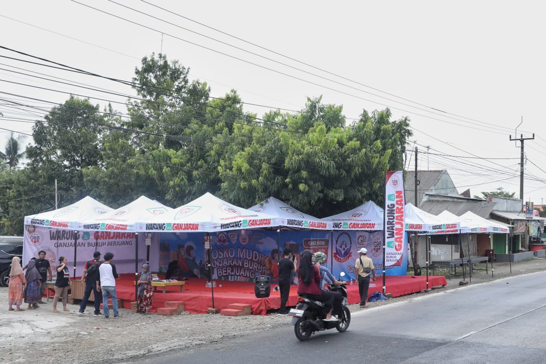 Relawan Ganjaran Buruh Berjuang mendirikan posko mudik di Kabupaten Subang