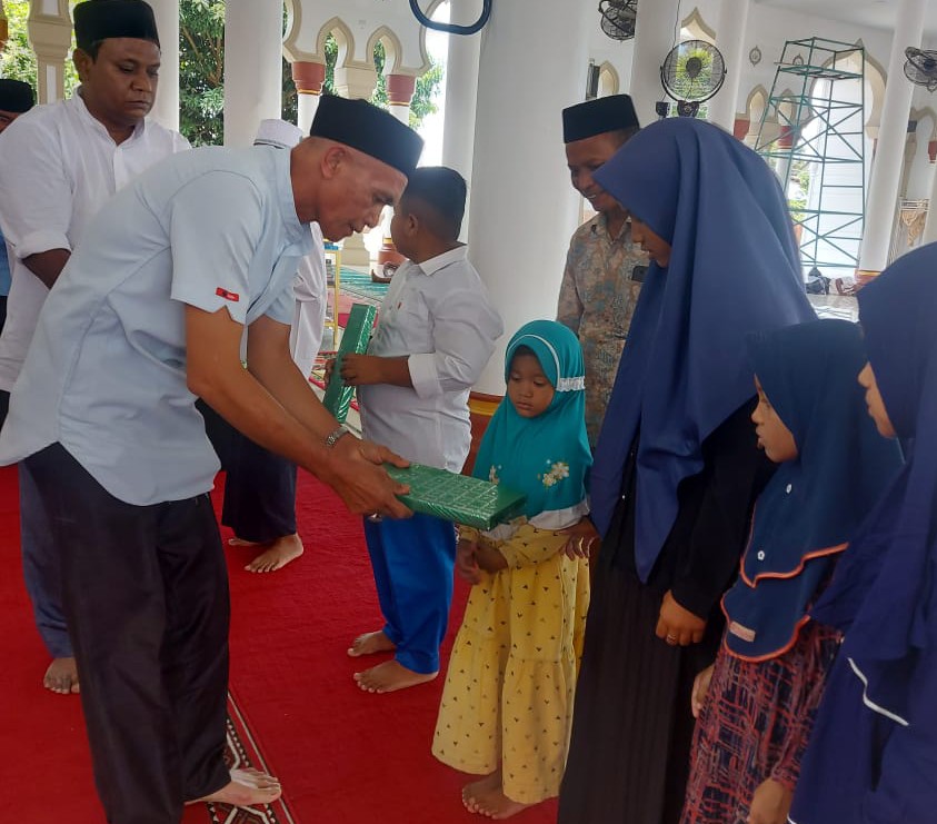 Sejumlah anak yatim mendapatkan bantuan Ramadan dari pengurus masjid di Pidie, Aceh. 
