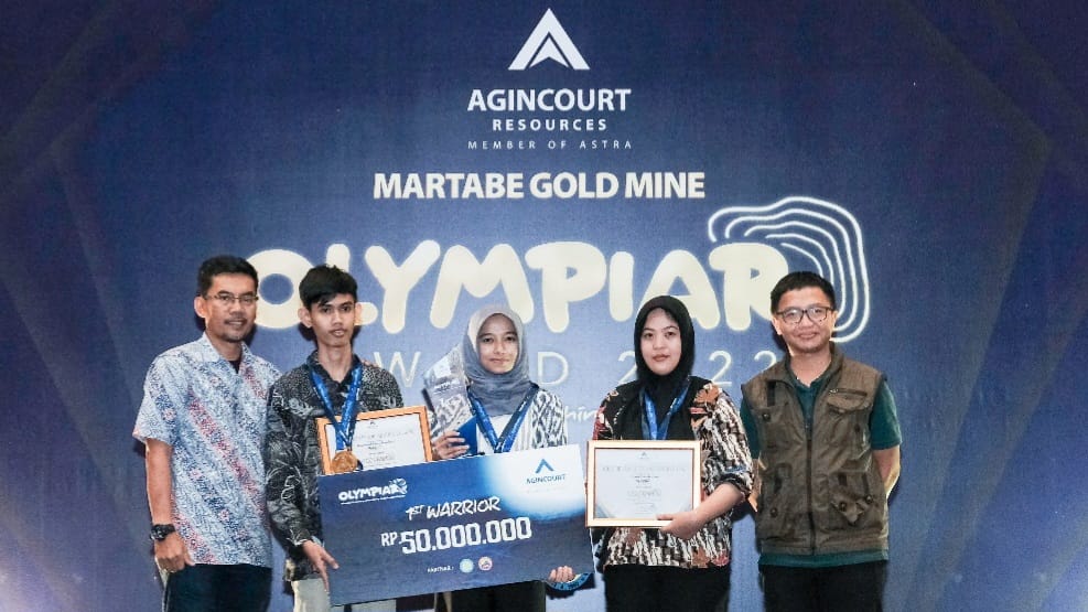 Para pemenang Olympiade Agincourt Resources 2022 menerima piagam dan hadiah