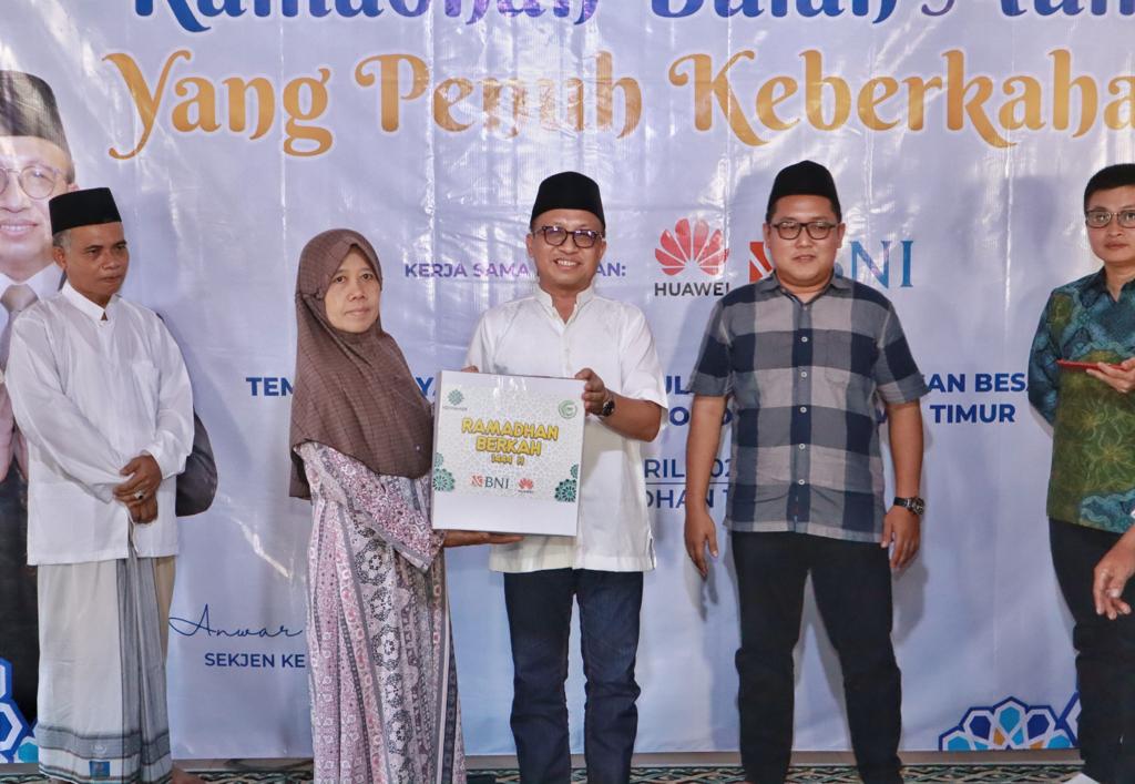 Kementerian Ketenagakerjaan bekerja sama dengan Huawei Indonesia dan Bank Negara Indoneisa (BNI) menyerahkan bantuan 1.500 paket sembako. 