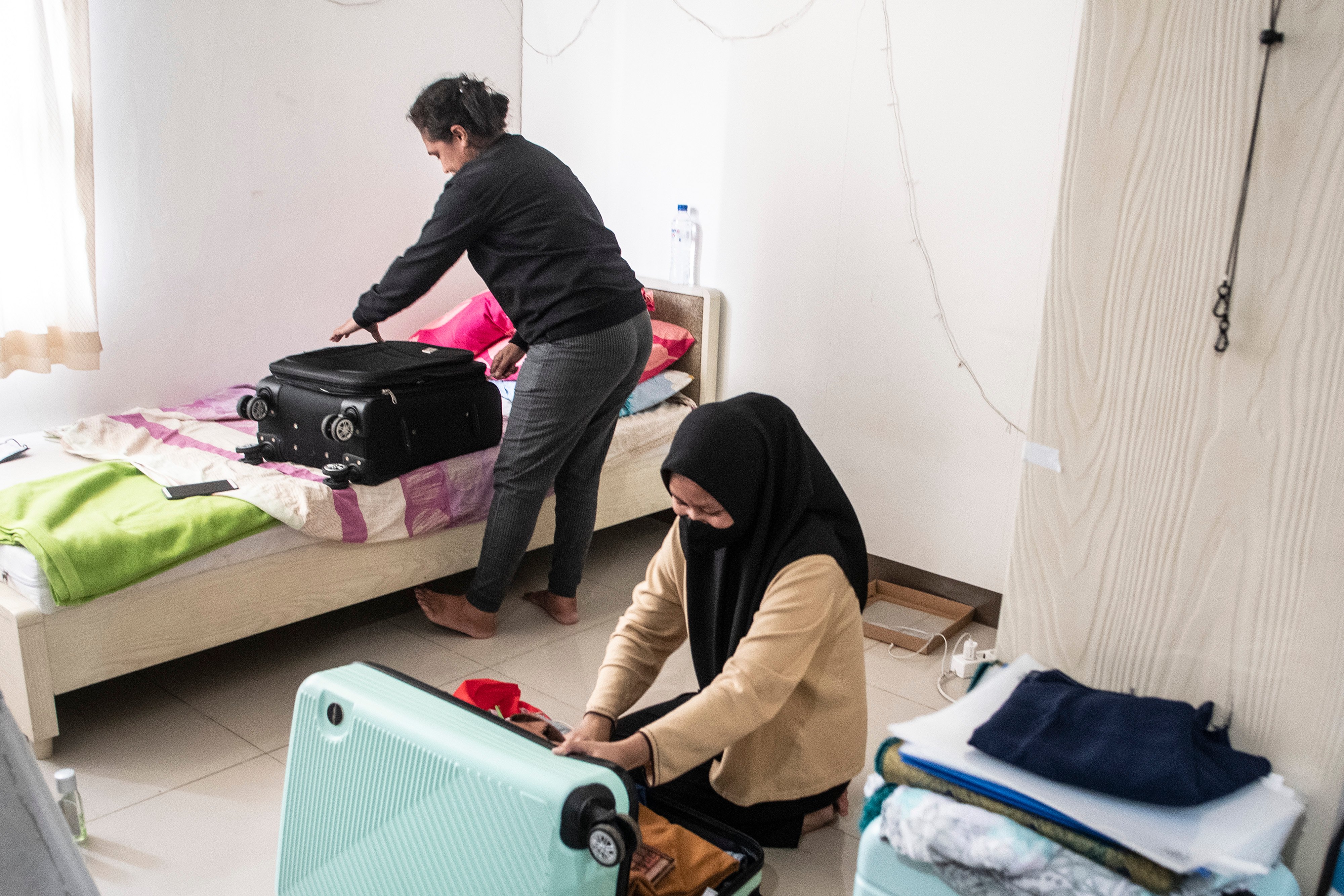 Relawan covid-19 mengemas baju di RSDC Wisma Atlet Kemayoran, Jakarta, Jumat (31/3).