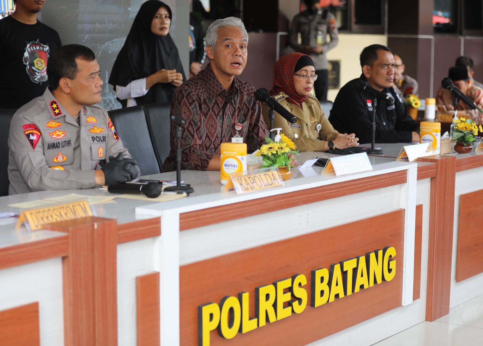 Gubernur Jawa Tengah Ganjar Pranowo menyampaikan imbauan agar warga menjauhi petasan