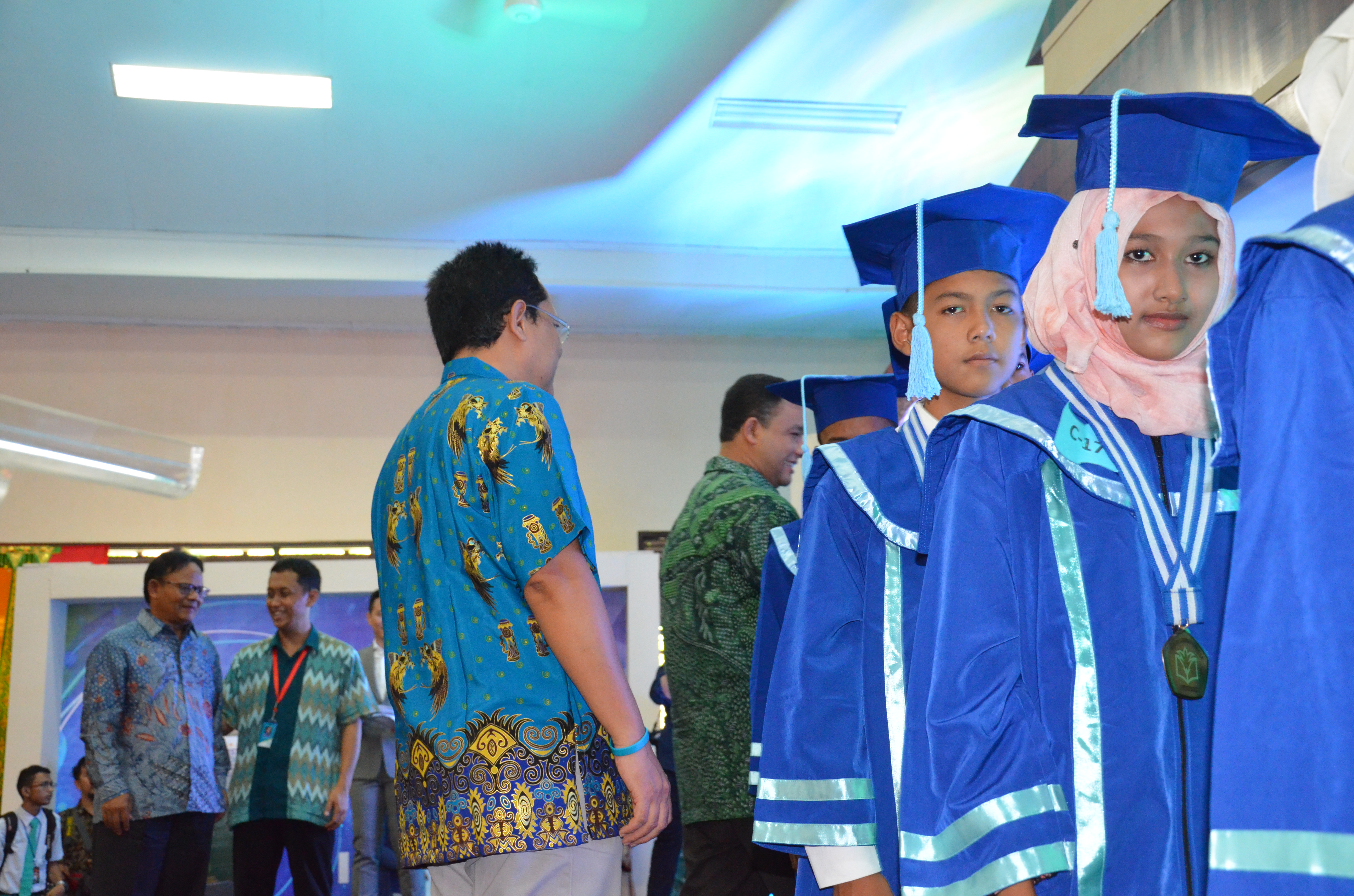 Sejumlah siswa Sekolah Sukma Bangsa Pidie menjalani prosesi kelulusan