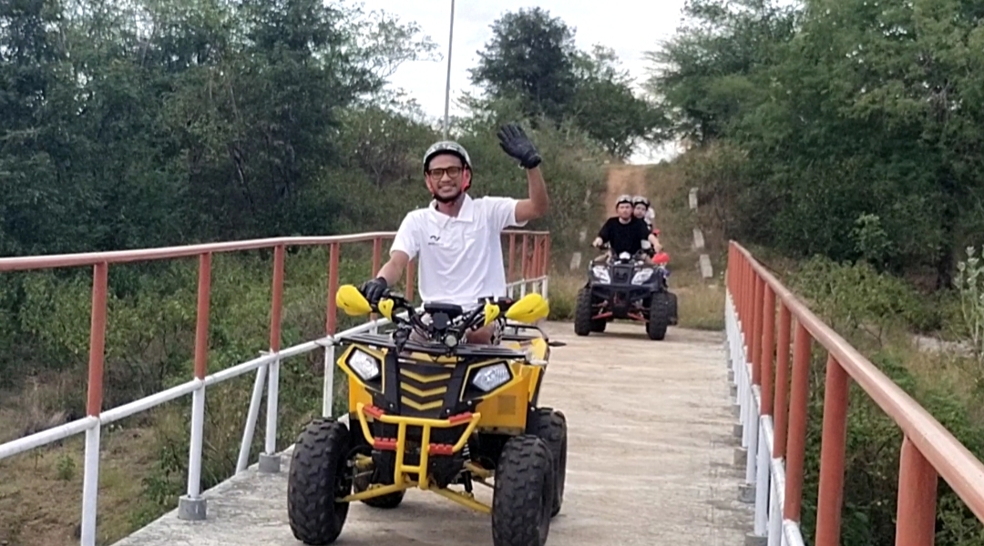 Aktivitas mengendarai ATV saat ngabuburit di Kota Palu, Sulawesi Tengah