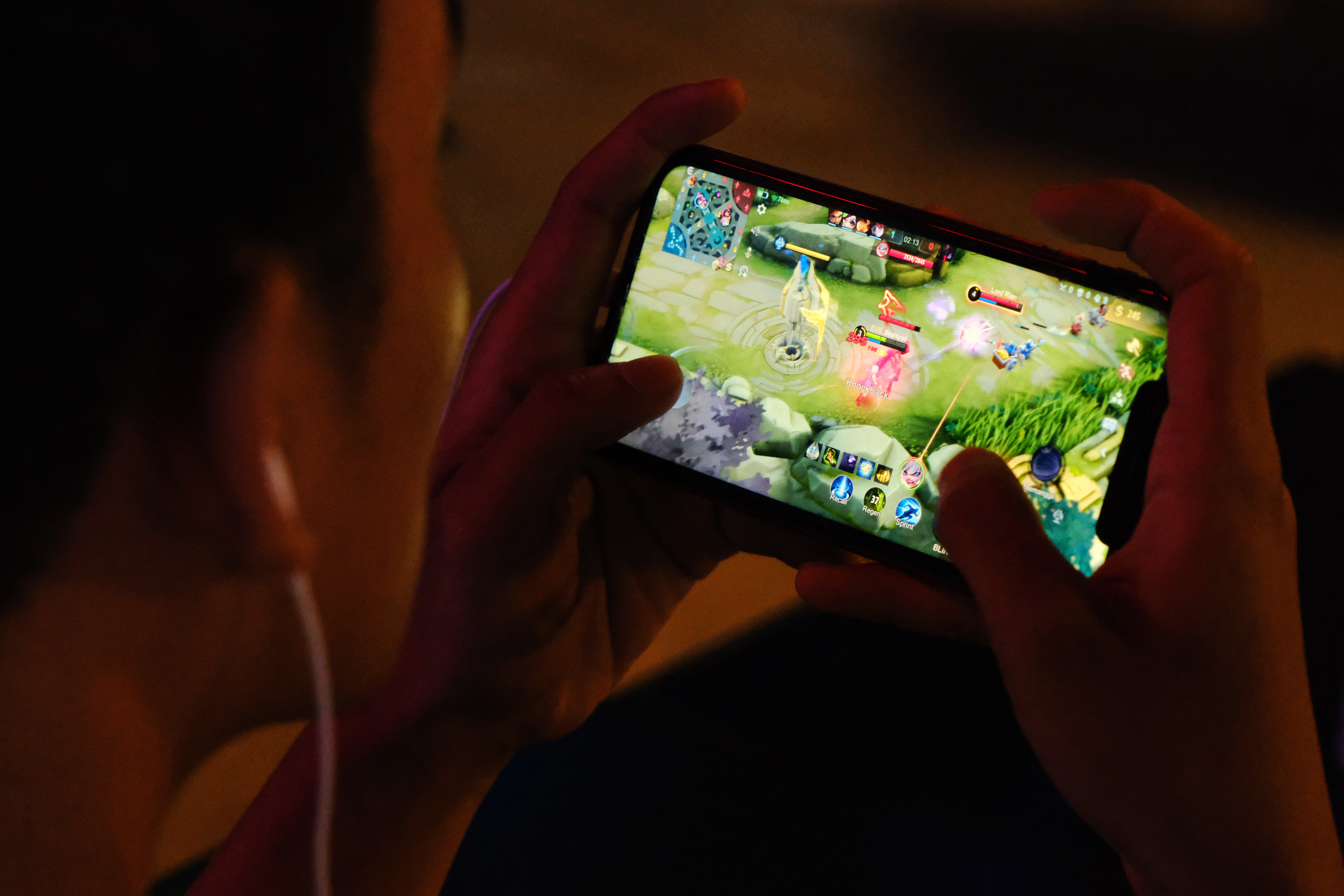 Seorang peserta bertanding dalam Turnamen Mobile Legends Piala Gubernur Kalimantan Barat Seri 1 di Pontianak, Kalimantan Barat, pada 2022.