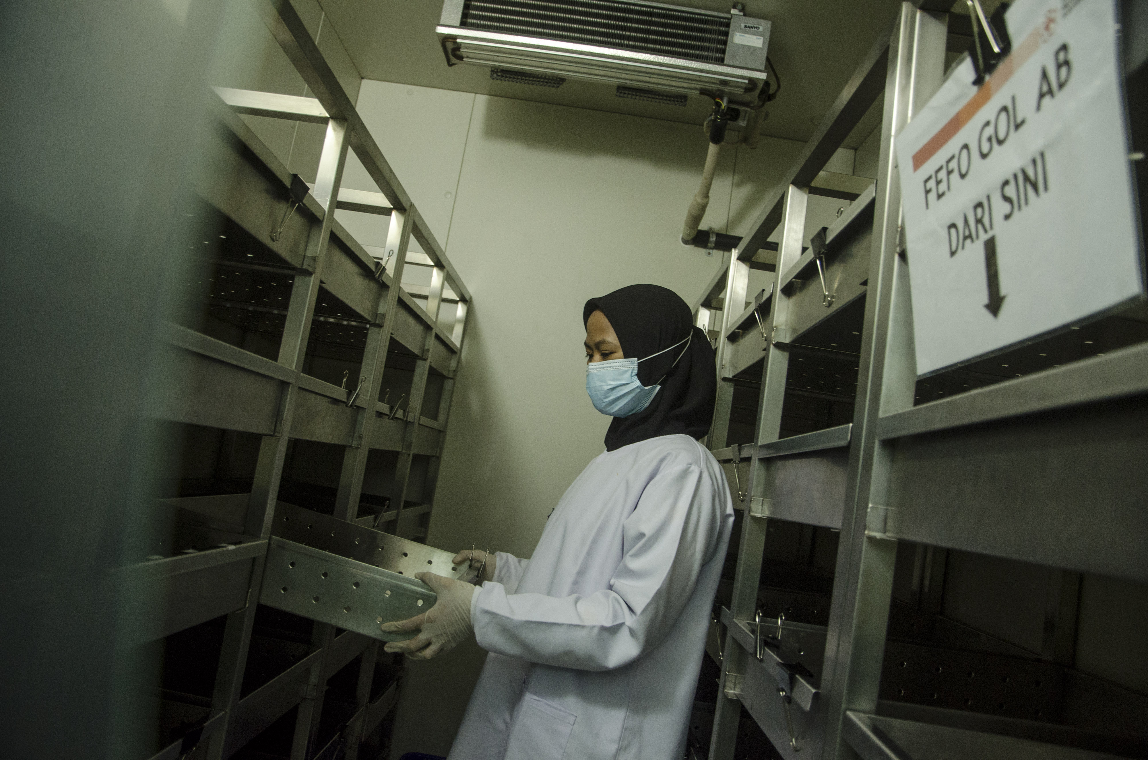 Petugas PMI Kota Bandung memeriksa persediaan darah