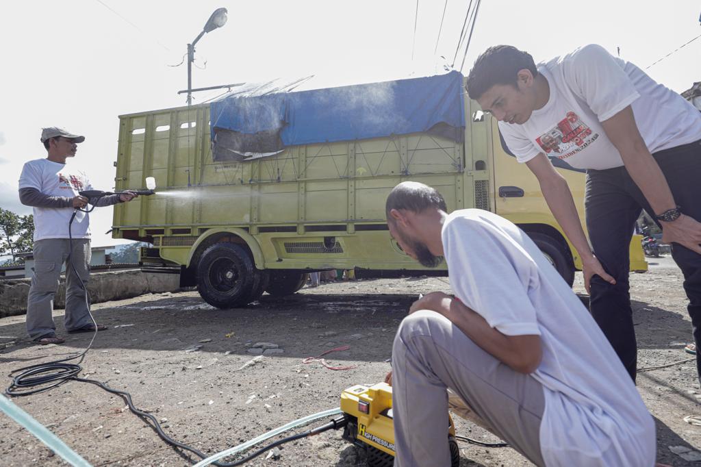 Pegiat KST Jawa Barat membantu sopir truk memastikan kelaikan dan kebersihan kendaraannya