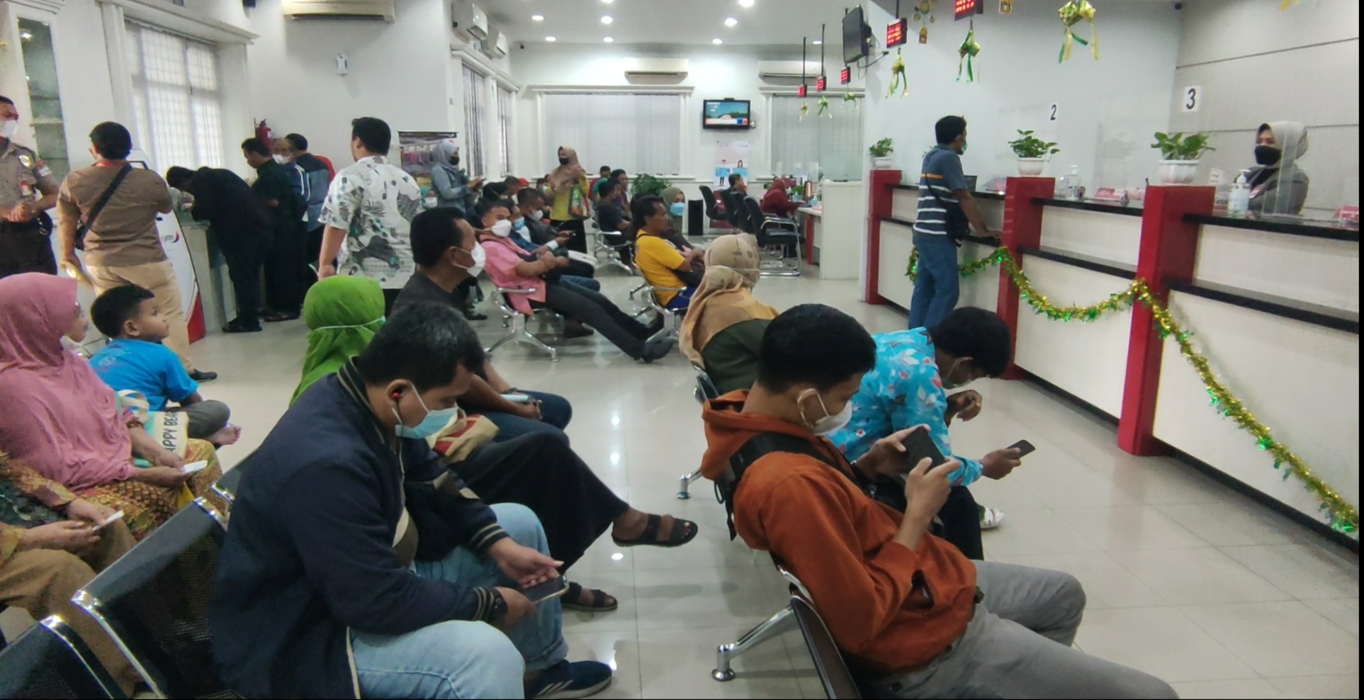 Warga antre menukarkan uang pecahan di salah satu bank