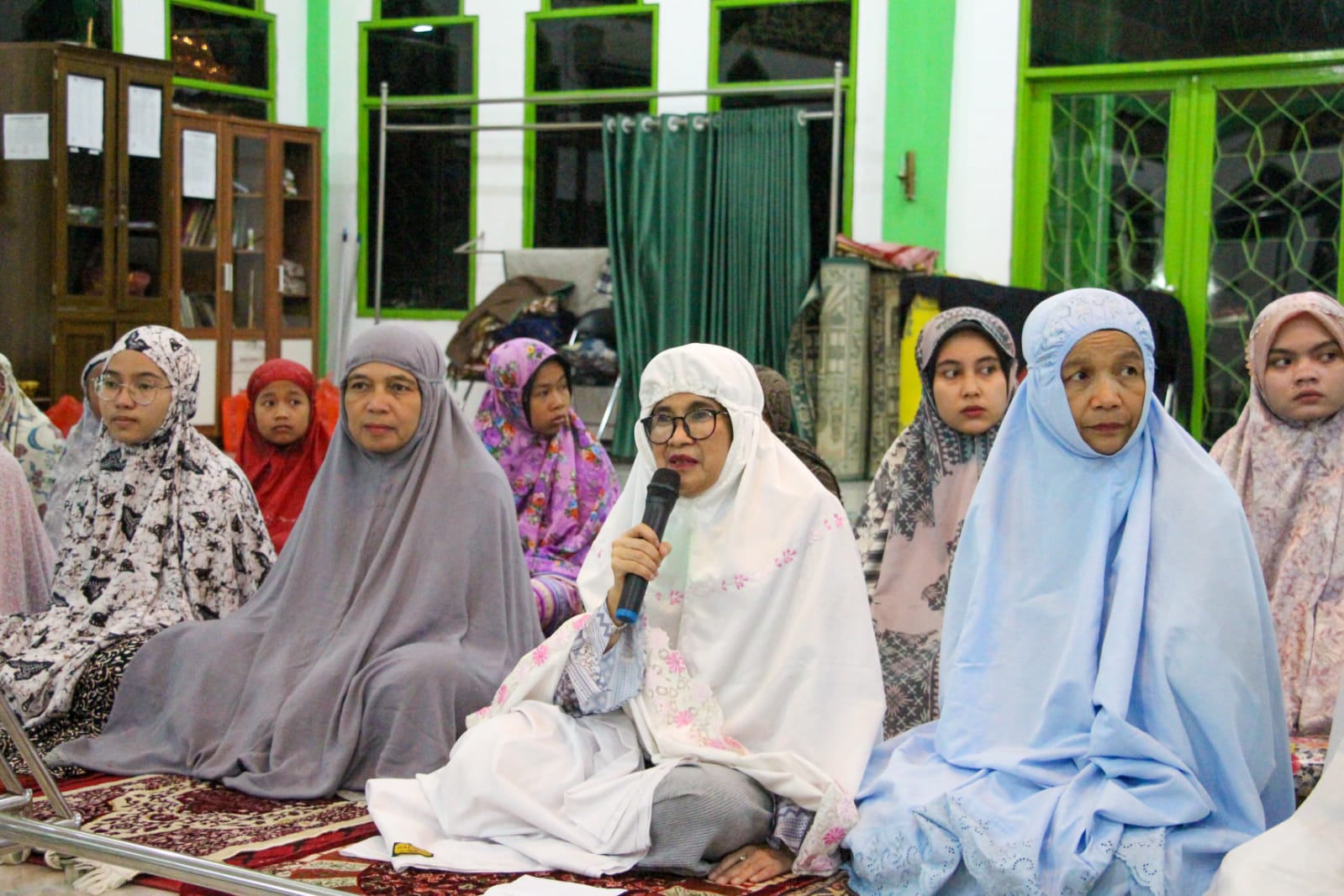 Wali Kota Pematang Siantar Susanti Dewayani salat tarawih di  Kecamatan Siantar Sitalasari.
