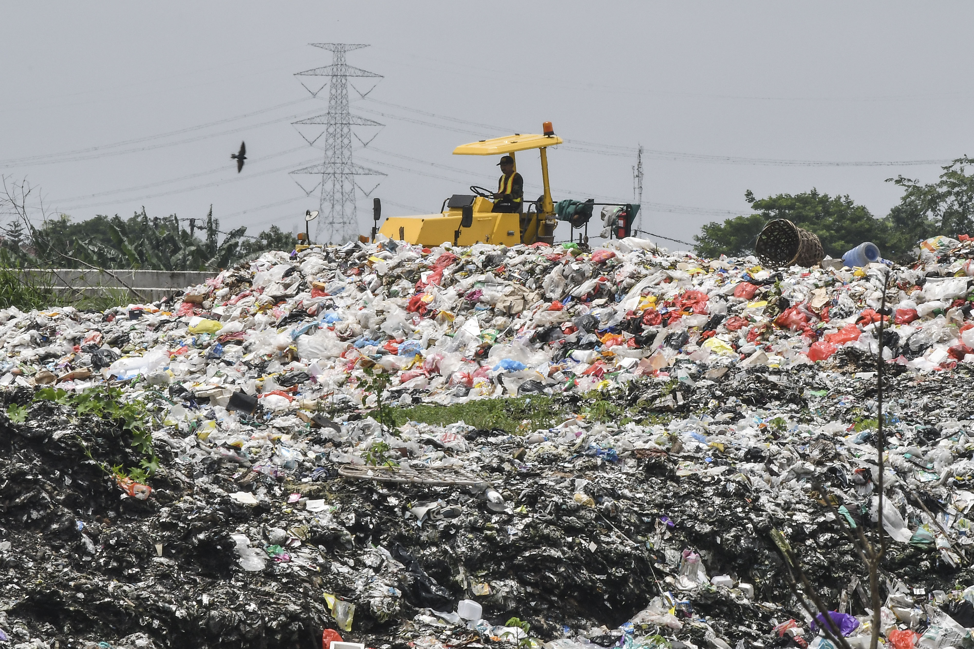 Tempat Pembuangan Sampah (TPS) liar di bantaran Kali Cikarang Bekasi Laut, Tambun, Kabupaten Bekasi.