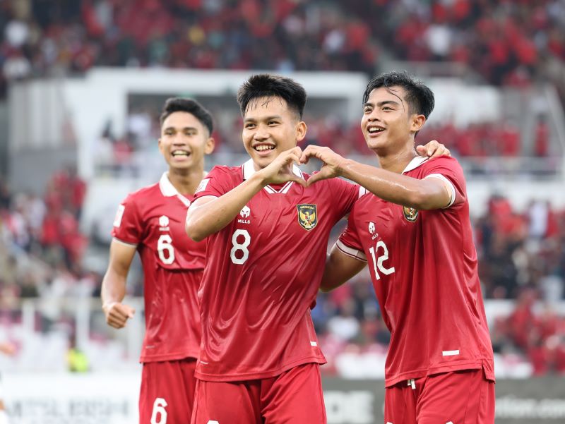 Pemain timnas Indonesia Witan Sulaeman (tengah) melakukan selebrasi bersama Pratama Arhan (kanan) dan Marselino Ferdinan.