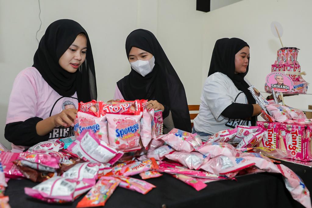 Sejumlah perempuan milenial Pasuruan berlatih membuat kudapan bersama Srikandi Ganjar