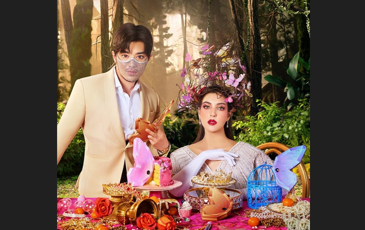 Selebgram Tasya Farasya (kanan) dan perancang busana Tex Saverio