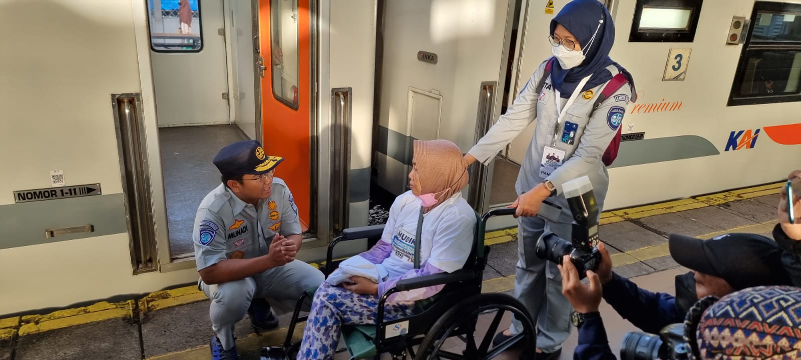 Seorang penyandang disabilitas mengikuti program mudik gratis PT Jasa Raharja dan PT KAI
