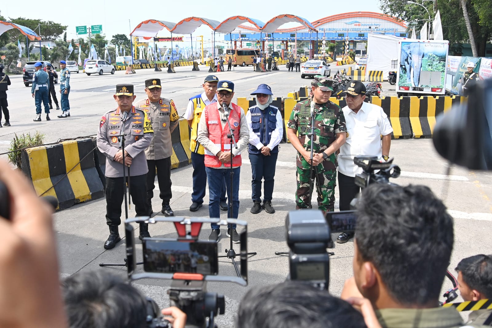 MENTERI Perhubungan Budi Karya Sumadi bersama Kapolri Jenderal Listyo Sigit Prabowo dan Panglima TNI Yudo Margono, 