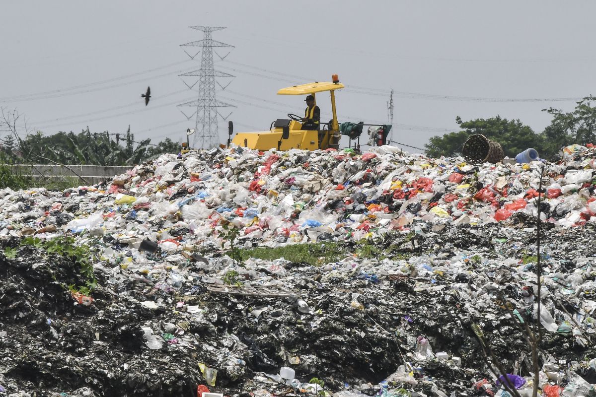 Tempat Pembuangan Sampah (TPS) liar di bantaran Kali Cikarang Bekasi Laut, Tambun, Kabupaten Bekasi.