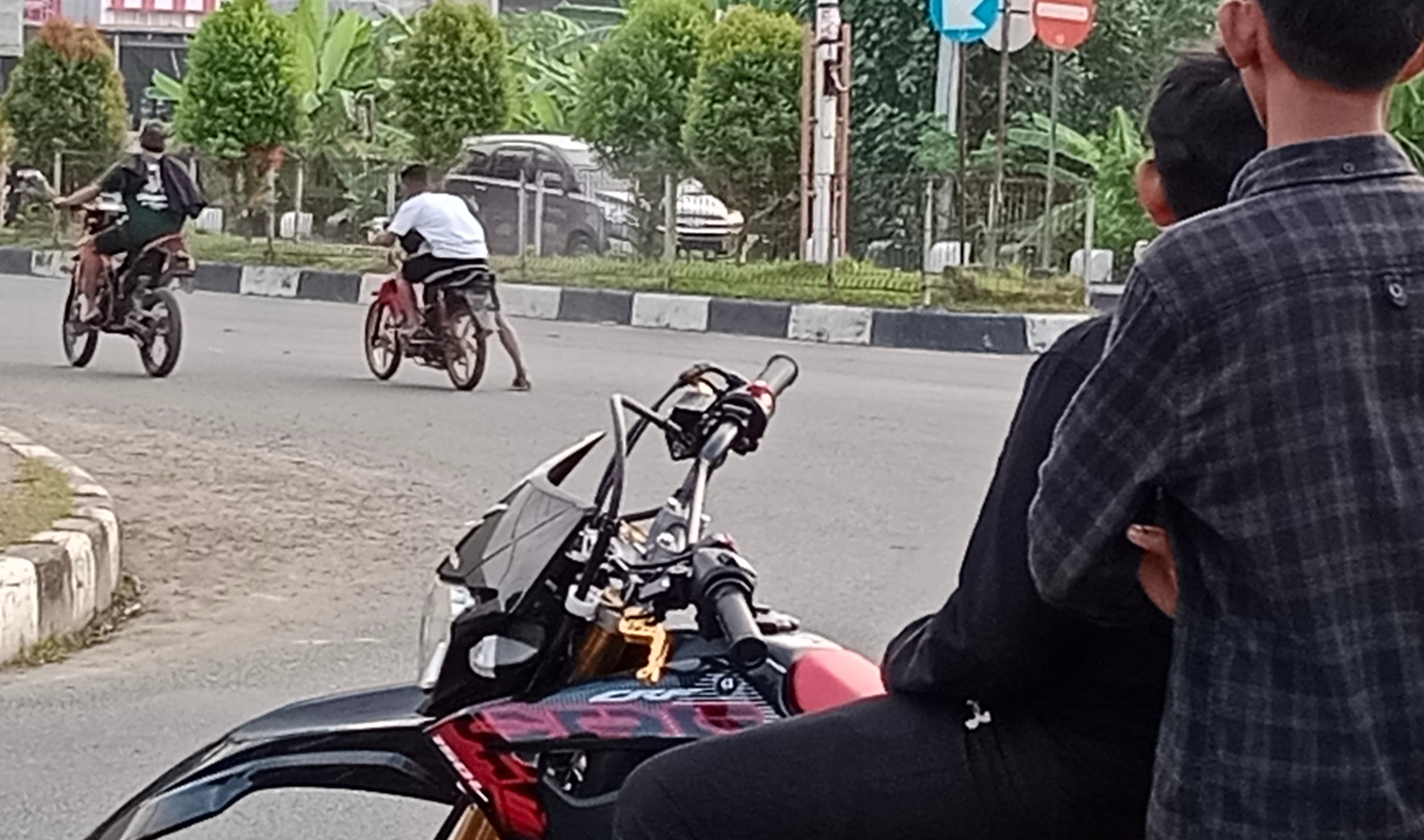 Sejumlah remaja melakukan aksi balap liar