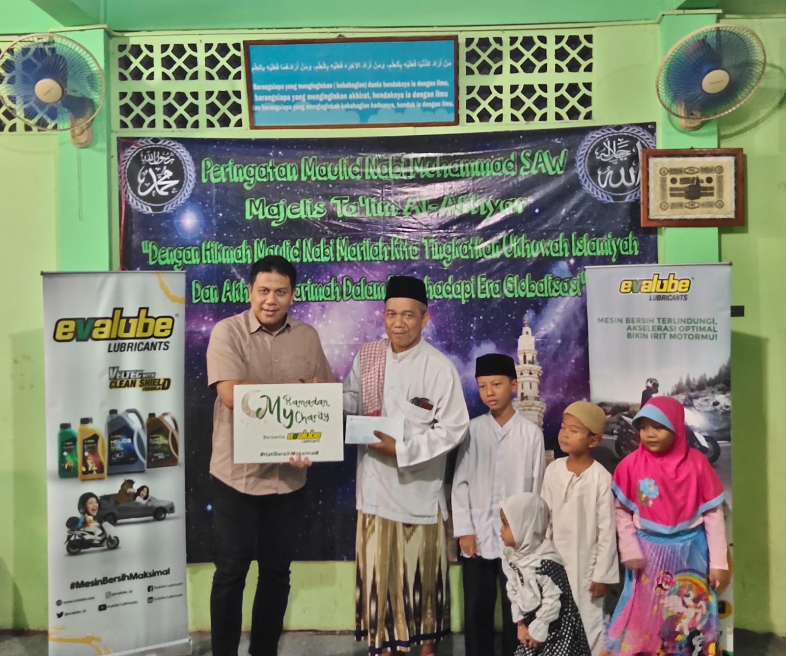 Commercial Director Evalube Yomie Harlin memberikan santunan kepada Yayasan Islam Al-Akhyar, Jabodetabek.