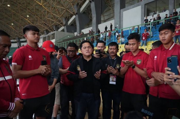 Ketua Umum PSSI Erick Thohir (tengah)